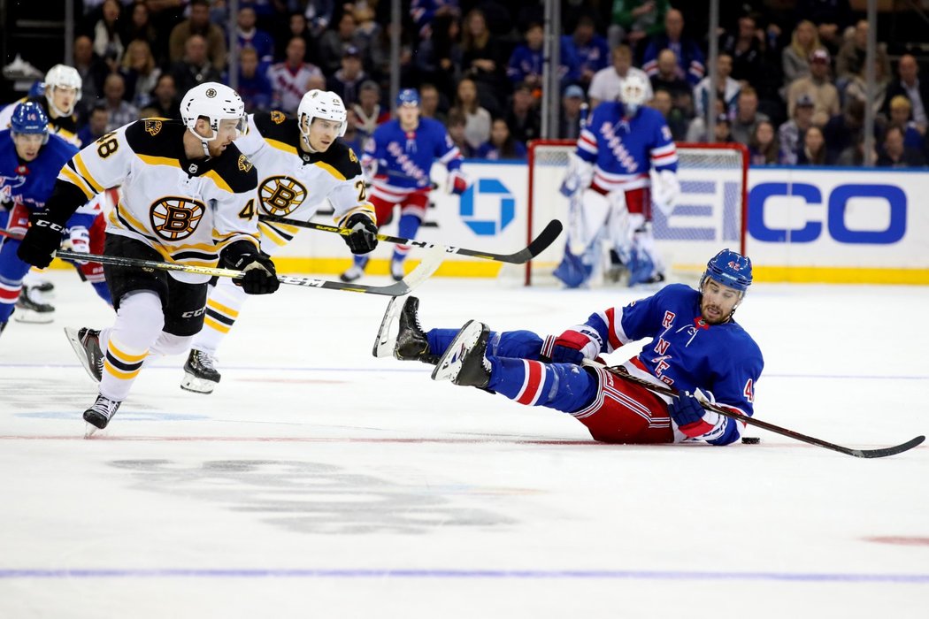 Rangers proti Bostonu nestíhali, obránce Brendan Smith skončil při jedné z akcí Bruins na ledě