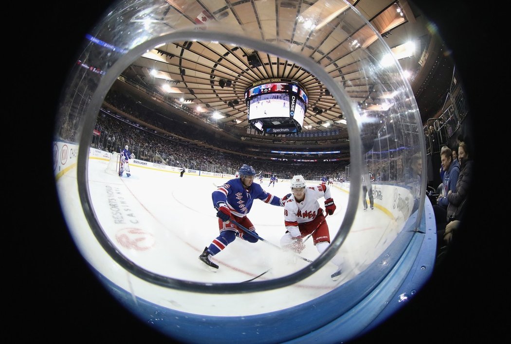 Martin Nečas s Carolinou se v předkole play off NHL utká proti Liboru Hájkovi z New York Rangers