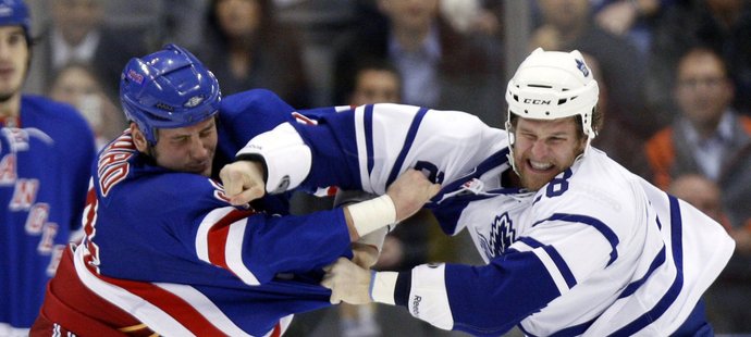 Derek Boogaard (vlevo) v šarvátce s Coltonem Orrem z Toronta