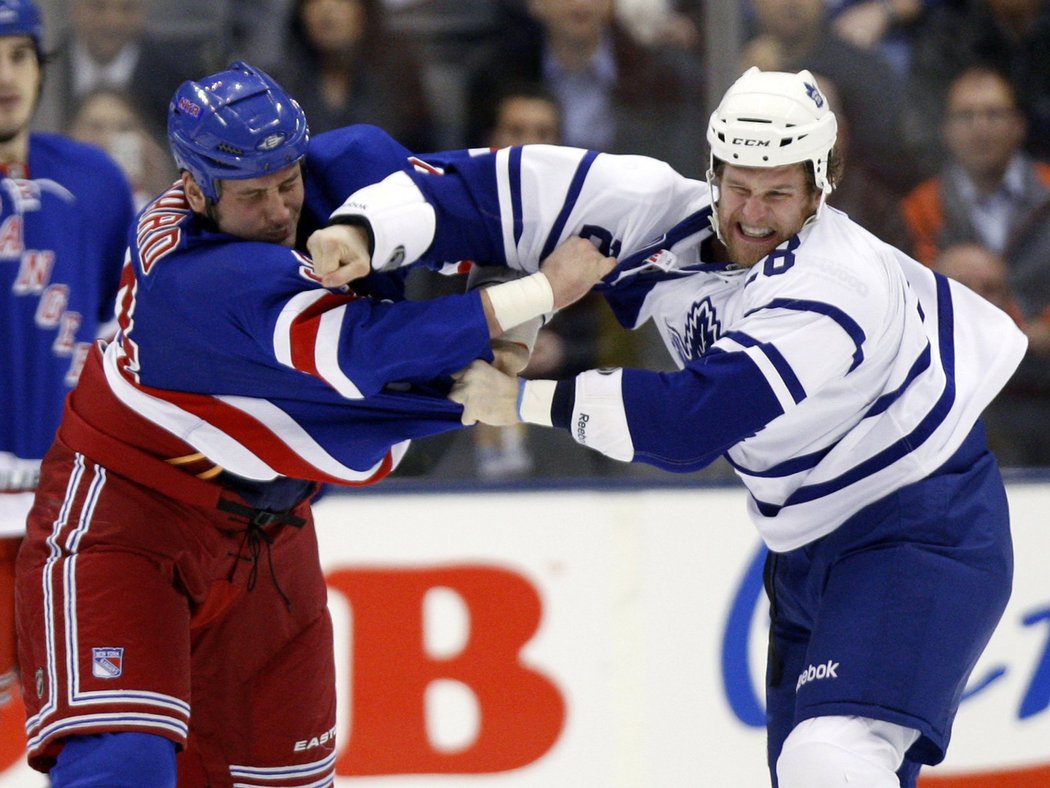 Derek Boogaard (vlevo) v šarvátce s Coltonem Orrem z Toronta