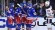 Hokejisté NY Rangers se radují z gólu Barclaye Goodrowa, který zvyšoval na 2:0