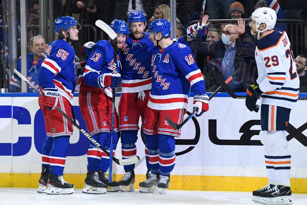 Hokejisté NY Rangers se radují z gólu Barclaye Goodrowa, který zvyšoval na 2:0