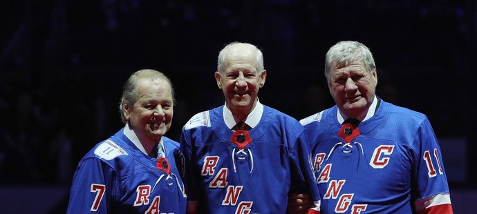 Legendární "GAG Line" New York Rangers, ve které dávali góly Rod Gilbert (vlevo), Jean Ratell a Vic Hadfield