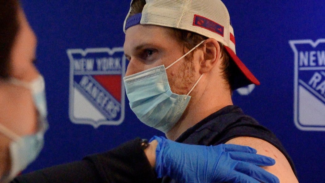 Jacob Trouba byl prvním hráčem NHL, který se nechal vyfotit, jak dostává vakcínu