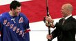 Mark Messier se v Rangers v roce 2006 loučil s kariérou. Na snímku se směje dárku od Jaromíra Jágra, kterým byl rybářský prut.