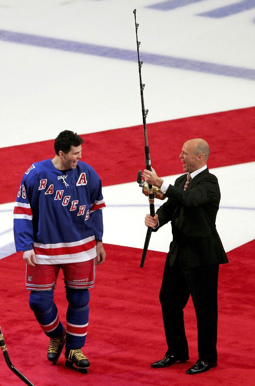 Mark Messier se v Rangers v roce 2006 loučil s kariérou. Na snímku se směje dárku od Jaromíra Jágra, kterým byl rybářský prut.
