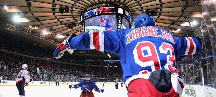 Klasický pohled na Madison Square Garden, v popředí se opora Rangers Mika Zibanejad raduje z branky proti Capitals