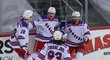 Hokejisté Rangers slaví gól proti New Jersey