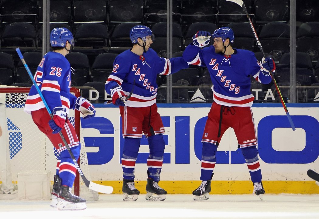 Libor Hájek, Filip Chytil a Pavel Bučněvič se radují z gólu Rangers