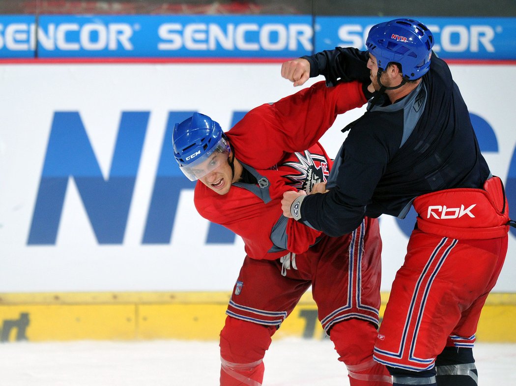 Michael Del Zotto (vlevo) a Brandon Prust nacvičovali při tréninku ve sparťanské hale bitku