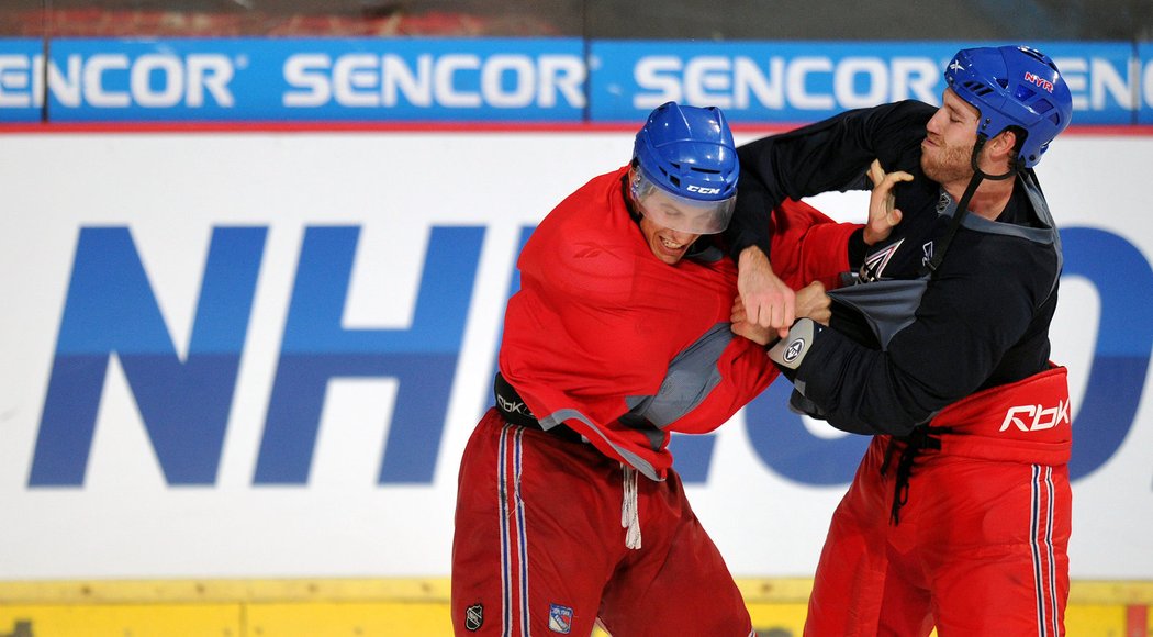 Trénink New Yorku Rangers na Spartě - Michael Del Zotto (vlevo) a Brandon Prust nacvičovali bitku