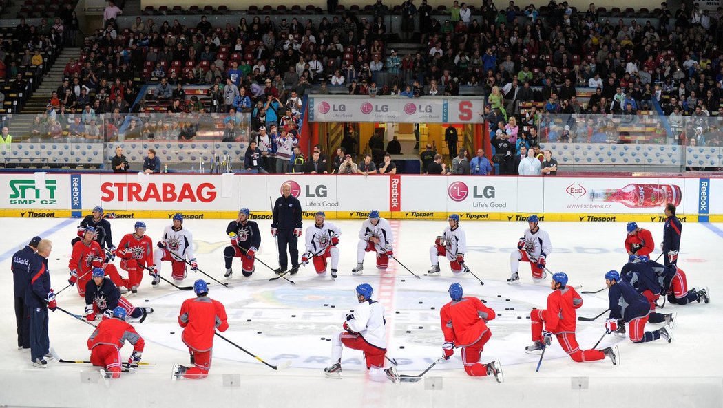 Hokejisté New Yorku Rangers zahajují trénink, na který se přišlo podívat do sparťanské haly na dva tisíce fanoušků