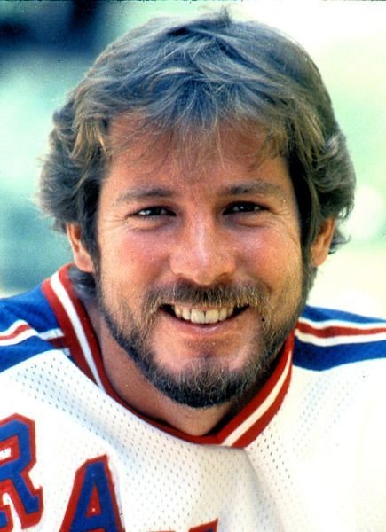 Bývalý útočník Rangers Mike Rogers drží rekord společně s Waynem Gretzkym, když v úvodních třech sezonách v NHL nasbíral vždy sto bodů
