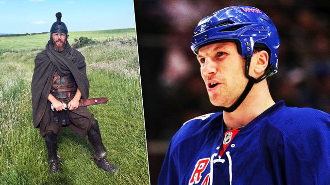 Z grázla NHL hereckou hvězdou: změnil pravidla hokeje, po Oppenheimerovi září v Odysseji Z grázla NHL hereckou hvězdou: změnil pravidla hokeje, po Oppenheimerovi září v Odysseji
