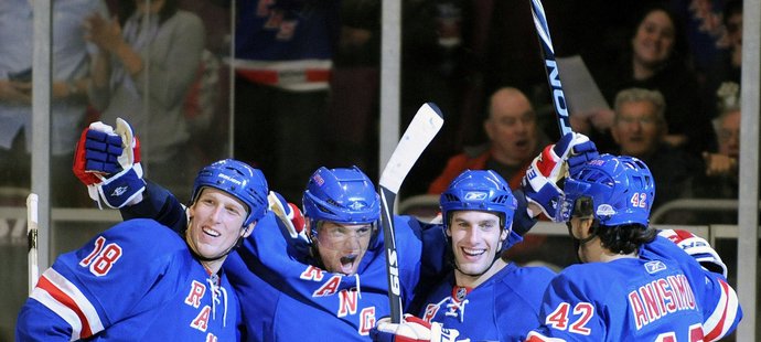 Radost hokejistů New York Rangers.