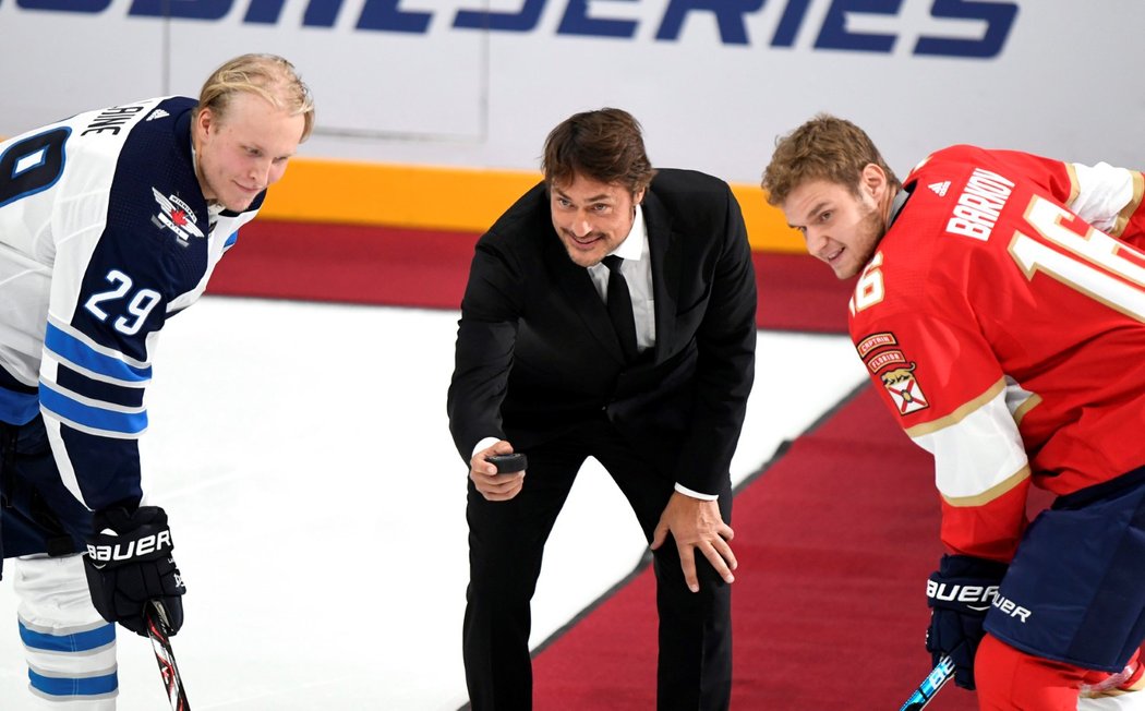 Slavnostní vhazování před utkáním Winnipeg - Florida v Helsinkách obstaral Teemu Selänne, nejslavnější finský hokejista