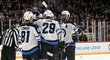 Hokejisté Winnipegu se radují ze čtvrté branky utkání, kterou Patrik Laine zkompletoval při utkání v Helsinkách hattrick