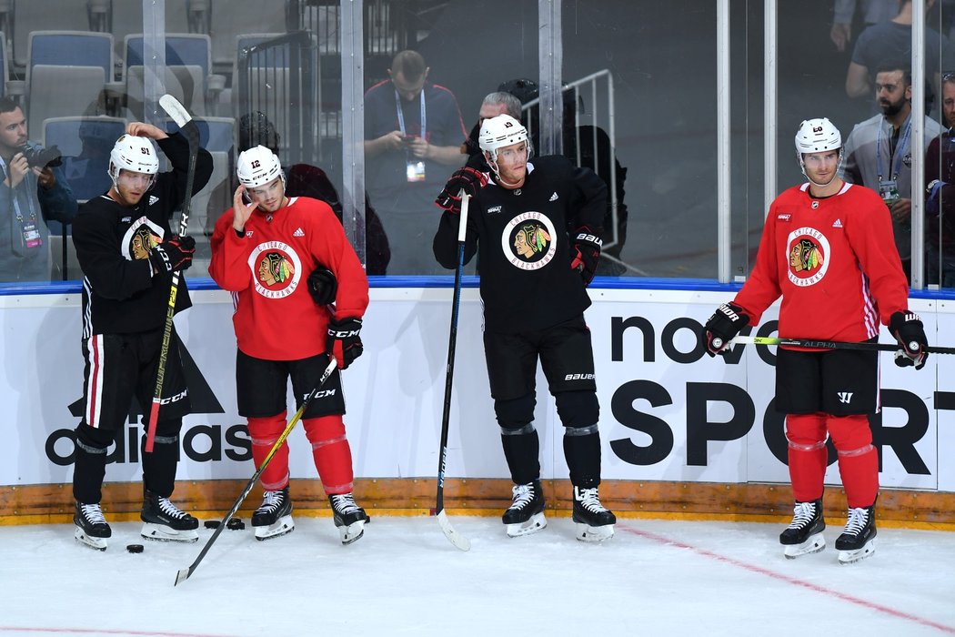 Trojnásobný vítěz Stanley Cupu Jonathan Toews (druhý zprava) vstoupí už do své třinácté sezony NHL, už podvanácté povede Blackhawks jako kapitán