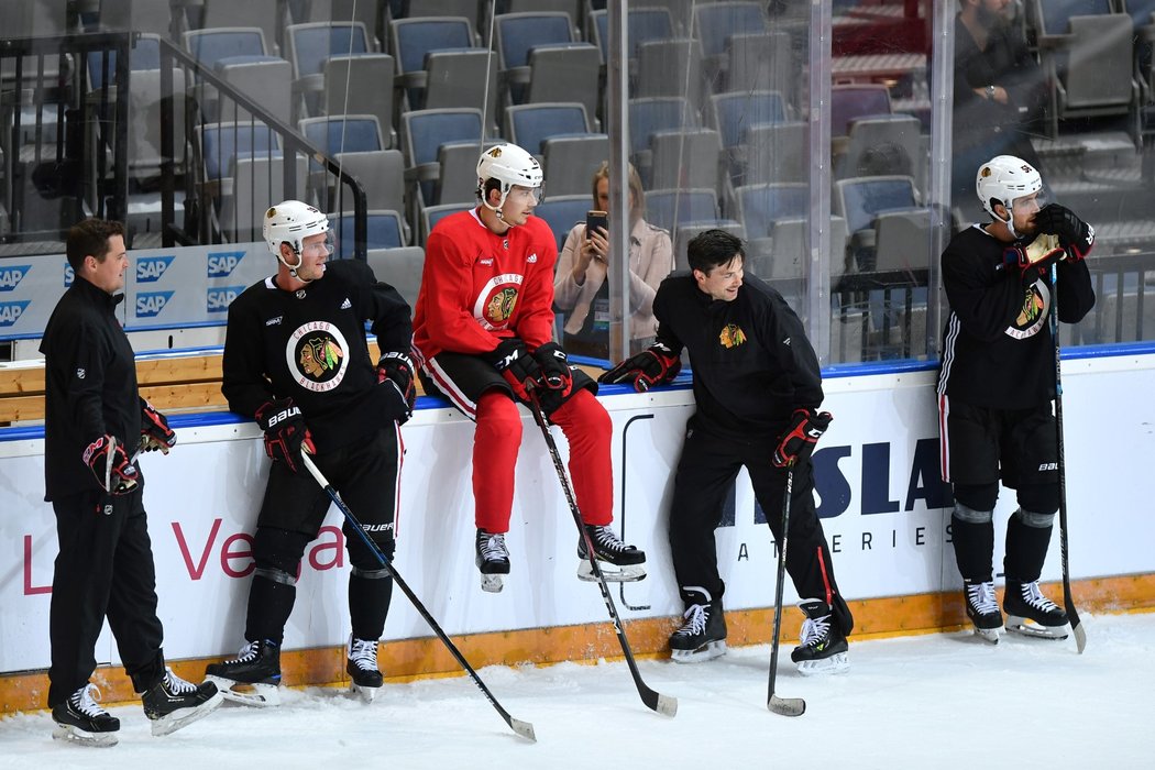 Na středečním tréninku Blackhawks panovala dobrá nálada, kterou z velké části tvořili i trenéři