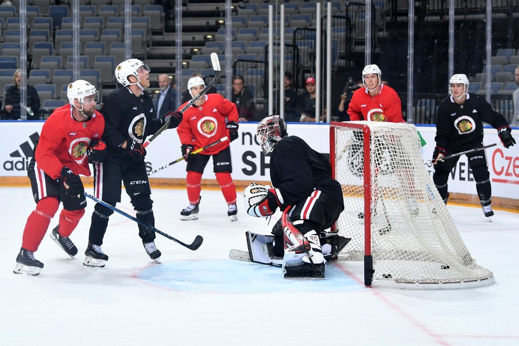 Středeční trénink Blackhawks trval celkem hodinu a půl, ve čtvrtek se představí už před fanoušky