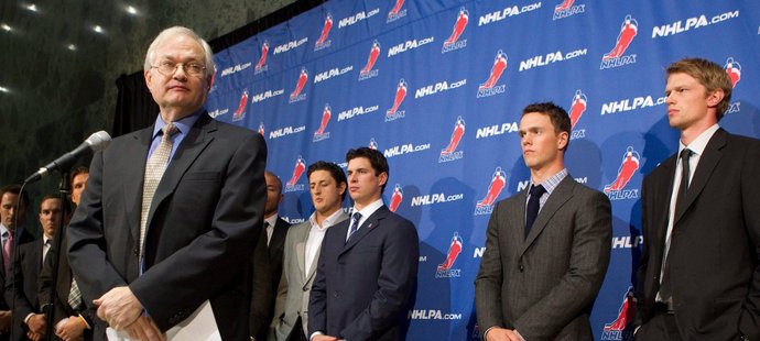 Šéf hráčských odborů Donald Fehr (vlevo), za ním uprostřed stojí Sidney Crosby. S vedením NHL k žádní dohodě opět nedospěli