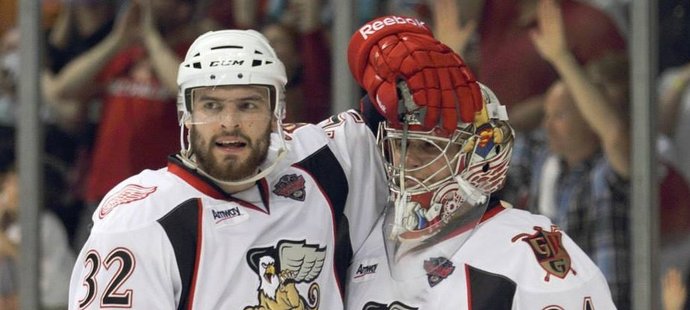 Brankář Petr Mrázek může čtvrtým českým gólmanem, který získá Calder Cup