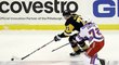 Filip Chytil napadá soupeře v zápase s Pittsburghem