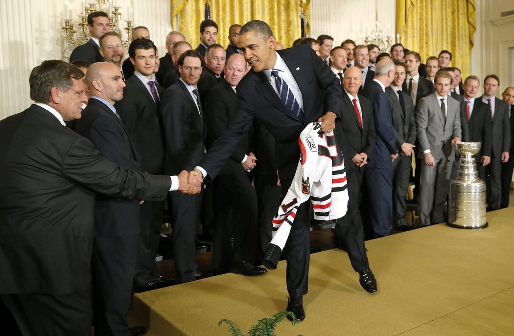 Obama si třese rukou s klubovým prezidentem Rocky Wirtzem.