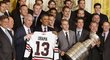 Obama přebírá dres Blackhawks už podruhé. Chicago vyhrálo Pohár také v roce 2010.