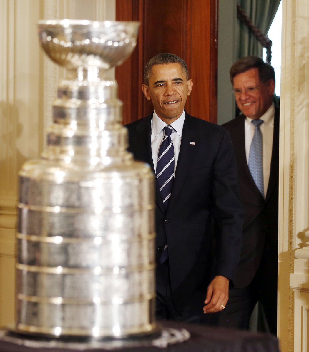 Čtyřiačtyřicátý prezident Spojených států amerických Barack Obama vchází, ceremoniál může pomalu začít. Obama přijal hokejisty Blackhawks za poslední tři roky už podruhé.