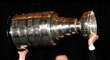 Slovenský kapitán Bostonu Zdeno ještě jednou, formálně, převzal Stanley Cup pro nejlepší tým letošní sezony.