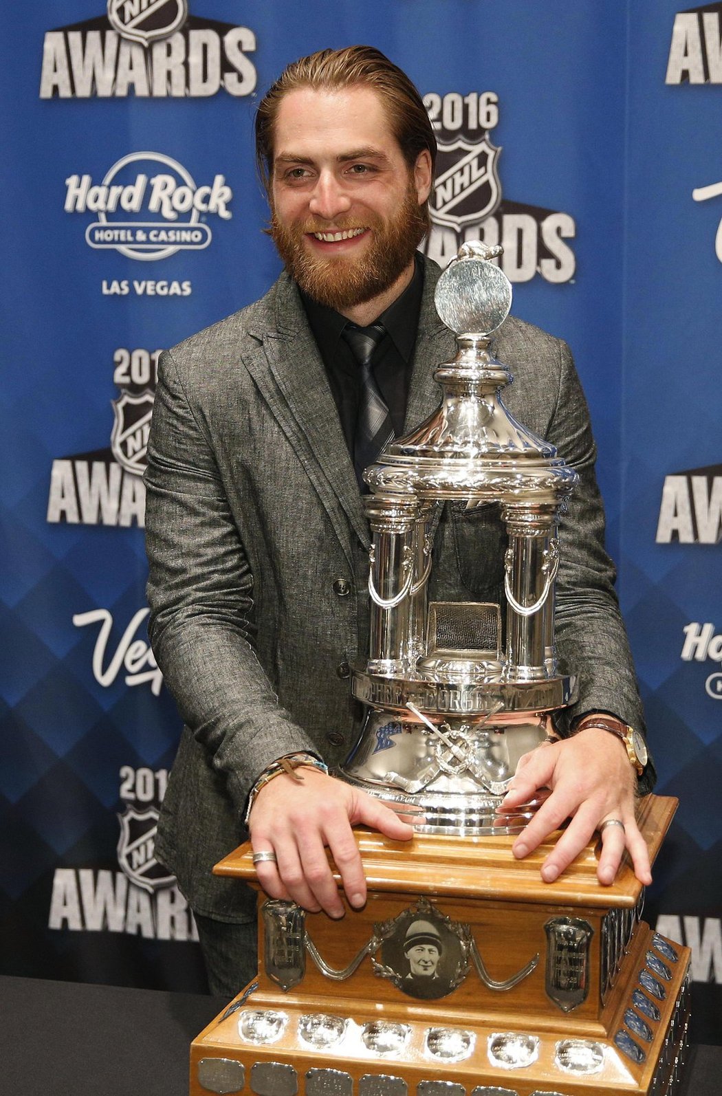 Nejlepším brankářem uplynulé sezony v NHL byl vyhlášen gólman Washingtonu Capitals Braden Holtby