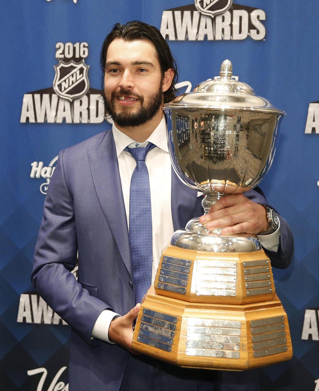 Drew Doughty dostal James Norris Memorial Trophy pro nejlepšího obránce NHL