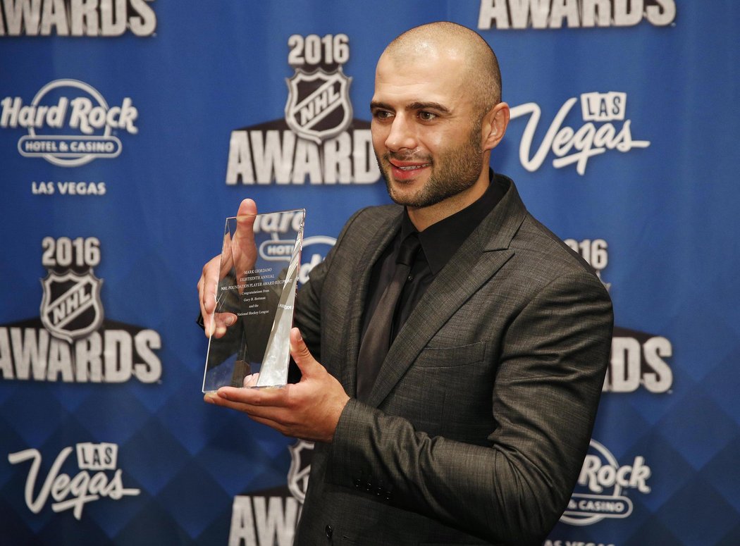 Mark Giordano z Calgary převzal cenu za charitativní činnost