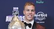 V hlasování Asociace profesionálních hokejových novinářů o Hart Trophy kraloval šestadvacetiletý Taylor Hall, který dovedl New Jersey k účasti v bojích o Stanleyův pohár poprvé od roku 2012.