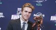 Ted Lindsay Award pro nejlepšího hokejistu sezony podle Hráčské asociace NHLPA obhájil Connor McDavid z Edmontonu.