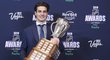 Calder Trophy pro nejlepšího nováčka patří jednadvacetiletému kanadskému forvardovi Mathewovi Barzalovi z New York Islanders.