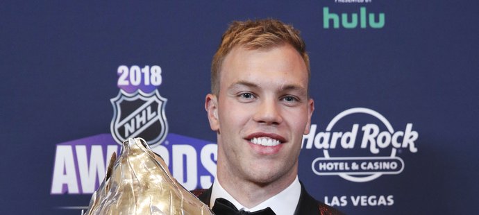 V hlasování Asociace profesionálních hokejových novinářů o Hart Trophy kraloval šestadvacetiletý Taylor Hall, který dovedl New Jersey k účasti v bojích o Stanleyův pohár poprvé od roku 2012.