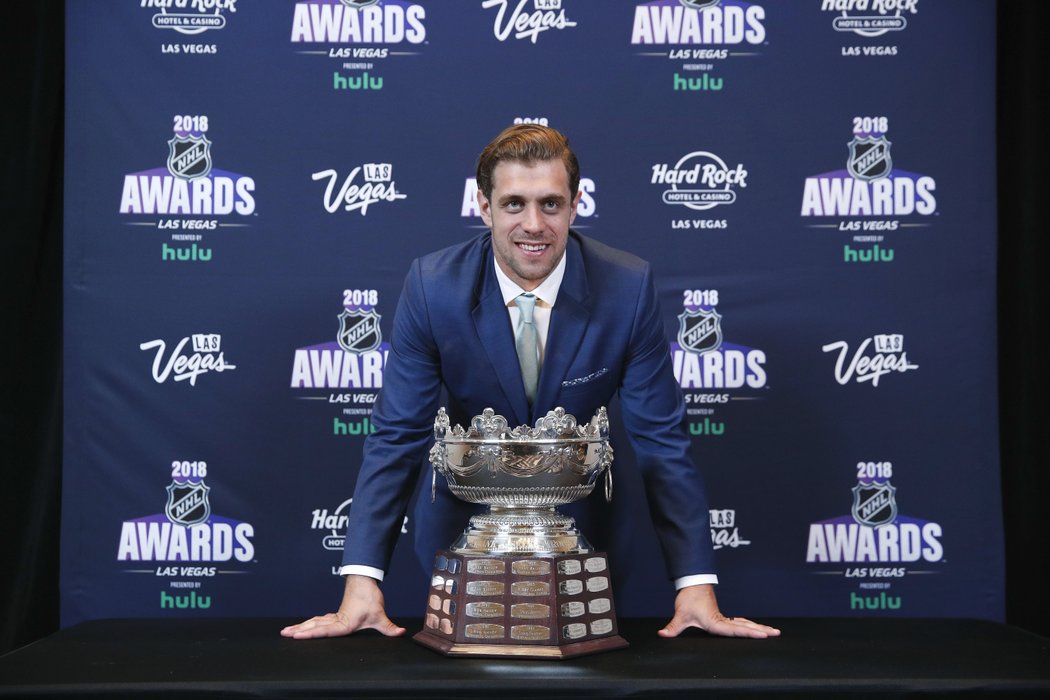 Frank J. Selke Trophy pro nejlépe bránícího útočníka získal podruhé v kariéře Slovinec Anže Kopitar z Los Angeles.