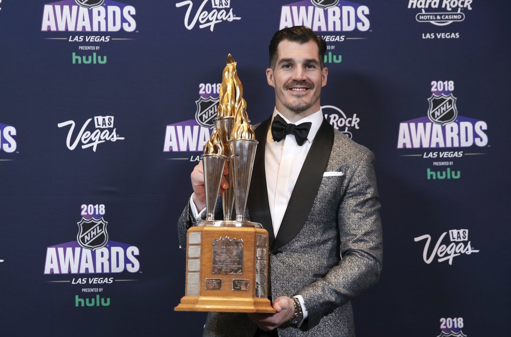 Bill Masterton Memorial Trophy za vytrvalost, sportovní přístup a oddanost hokeji, dostal útočník Brian Boyle z New Jersey, který překonal chronickou myeloidní leukémii.