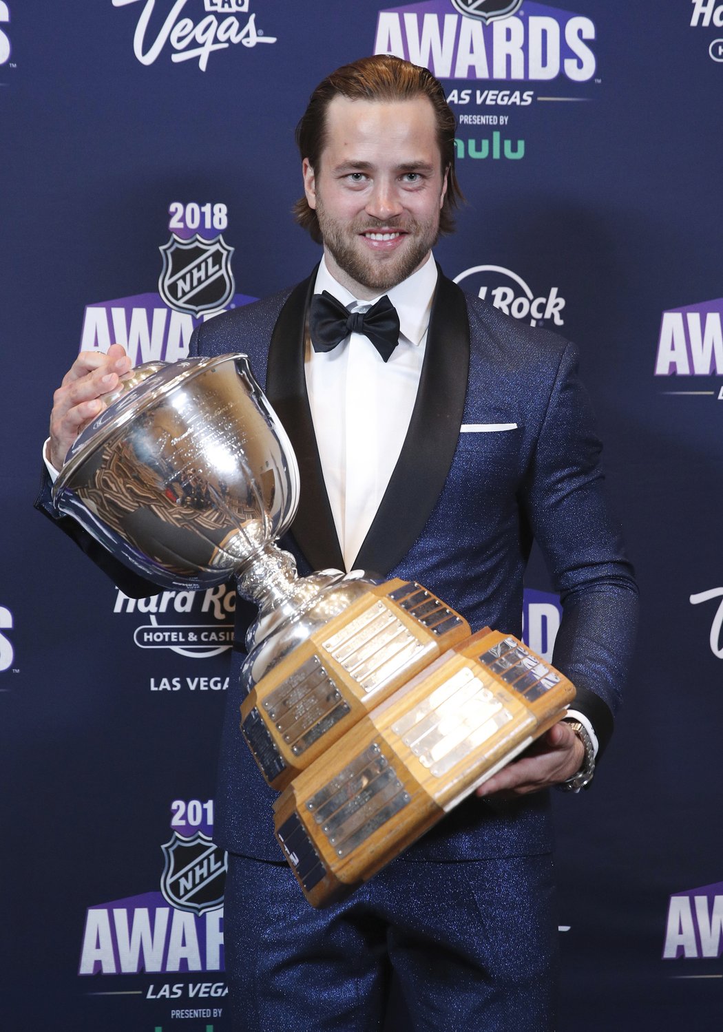 Švéd Victor Hedman z Tampy Bay premiérově obdržel James Norris Trophy pro nejlepšího obránce.