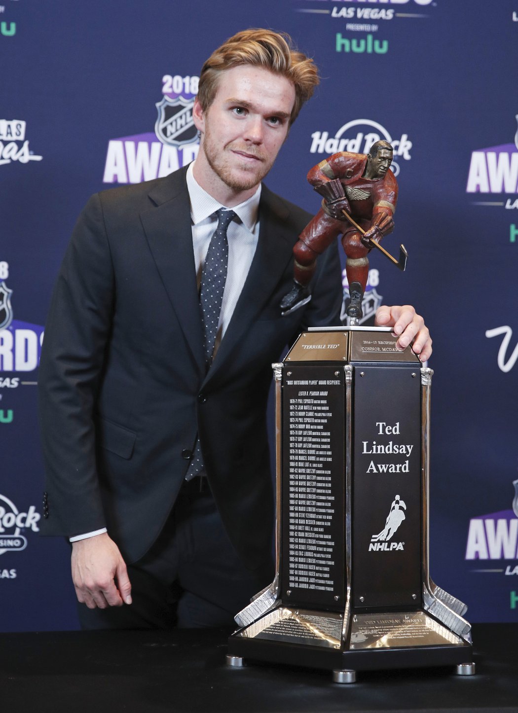 Ted Lindsay Award pro nejlepšího hokejistu sezony podle Hráčské asociace NHLPA obhájil Connor McDavid z Edmontonu.