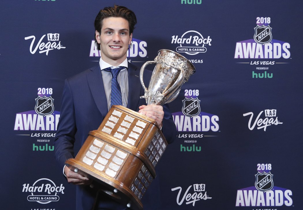 Calder Trophy pro nejlepšího nováčka patří jednadvacetiletému kanadskému forvardovi Mathewovi Barzalovi z New York Islanders.