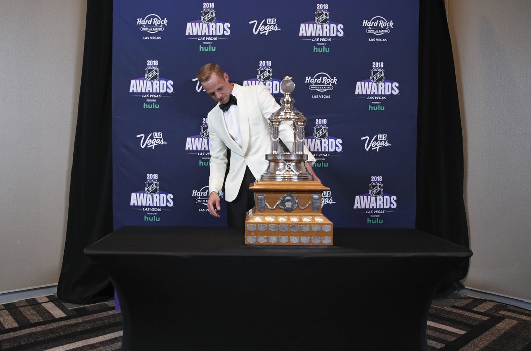 Finský brankář Pekka Rinne z Nashvillu získal poprvé v kariéře Vezina Trophy pro nejlepšího brankáře.