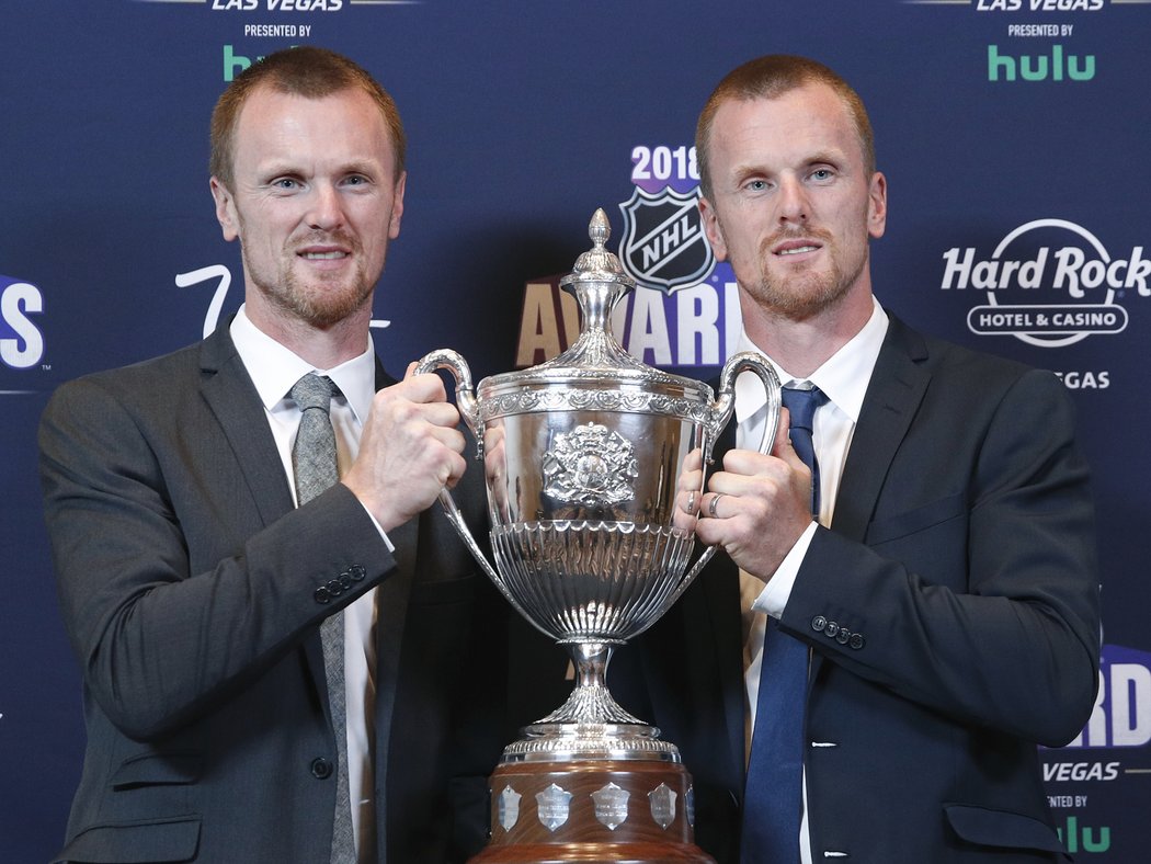 King Clancy Trophy (za vůdčí schopnosti a humanitární činnost): Daniel Sedin a Henrik Sedin (Vancouver).