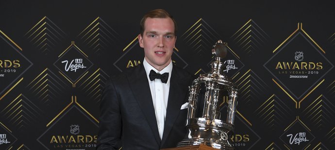 Další zástupce nejlepšího týmu základní části NHL Tampy Bay Rus Andrej Vasilevskij získal poprvé Vezina Trophy po nejlepšího brankáře.