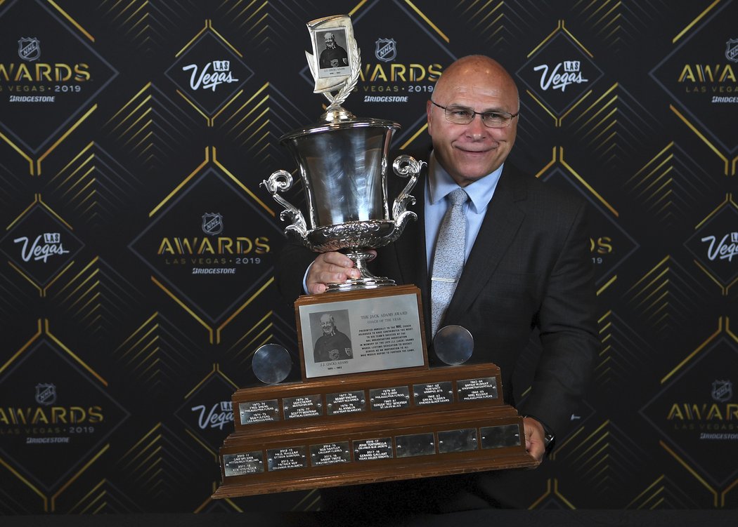 Jack Adams Award pro nejlepšího trenéra získal podruhé Barry Trotz z New York Islanders, který už cenu převzal i před třemi roky za působení na lavičce Washingtonu.