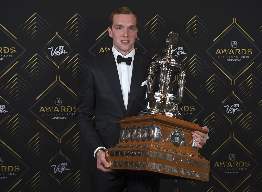 Další zástupce nejlepšího týmu základní části NHL Tampy Bay Rus Andrej Vasilevskij získal poprvé Vezina Trophy po nejlepšího brankáře.