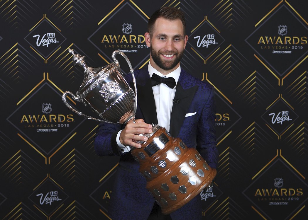 King Clancy Trophy za vůdčí schopnosti a humanitární činnost Jason Zucker z Minnesoty.