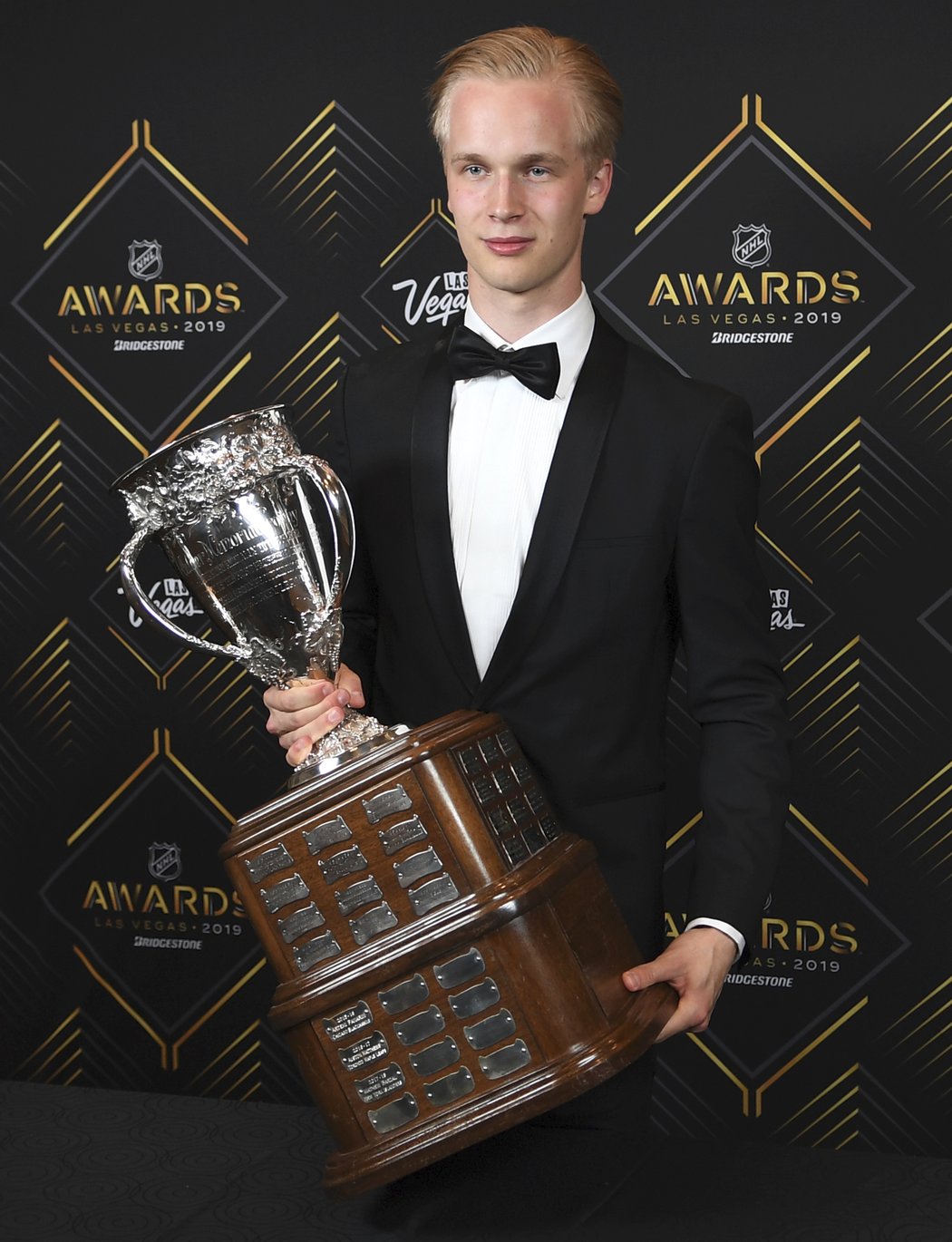 Calder Trophy pro nejlepšího nováčka patří dvacetiletému švédskému útočníkovi Eliasovi Petterssonovi z Vancouveru.